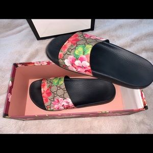 Gucci bloom supreme floral slide sandals